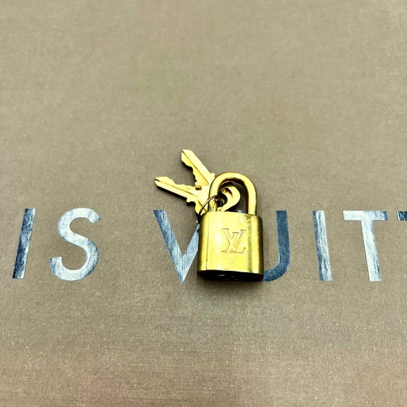 Authentic Louis Vuitton Monogram Ellipse PM bag. New. Never used. - Picture 9 of 12